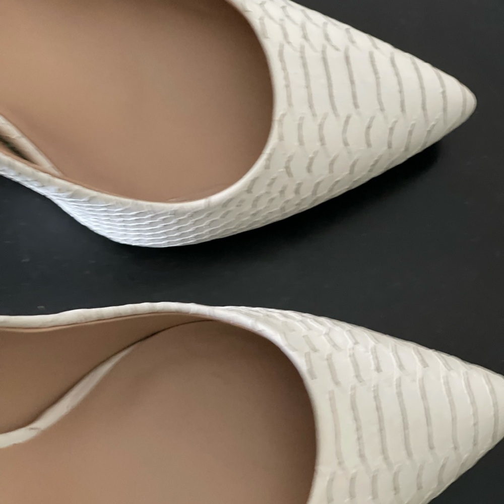 Jessica Simpson white Pump